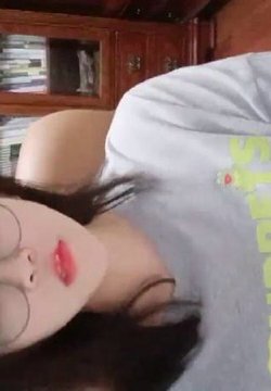 赸ϵμջڿŤƨ̧¶ѨָŪ˫дͷĥ